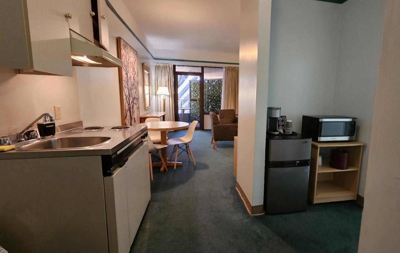 The Cedars Inn Hotel & Convention Centre Gibsons Eksteriør bilde